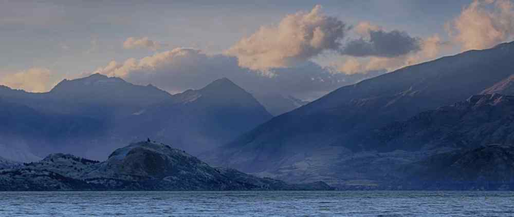 Wanaka LAkeshore at sunset